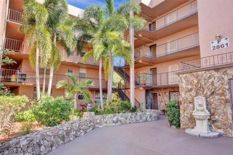 Copropriété à vendre à Lauderdale Lakes, Floride: 2 chambres, 93.83 m2 № 1985209 - photo 2