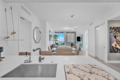 Condo in Sunny Isles Beach, Florida, 2 bedrooms  № 2010254 - photo 11