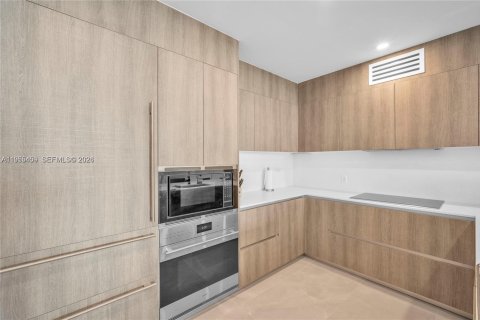 Condo in Sunny Isles Beach, Florida, 2 bedrooms  № 2010254 - photo 16