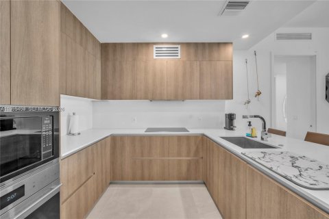 Condo in Sunny Isles Beach, Florida, 2 bedrooms  № 2010254 - photo 14