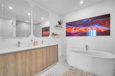 Condo in Sunny Isles Beach, Florida, 2 bedrooms  № 2010254 - photo 26