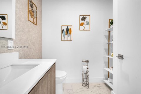 Condo in Sunny Isles Beach, Florida, 2 bedrooms  № 2010254 - photo 24