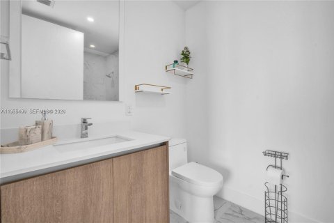 Condo in Sunny Isles Beach, Florida, 2 bedrooms  № 2010254 - photo 23