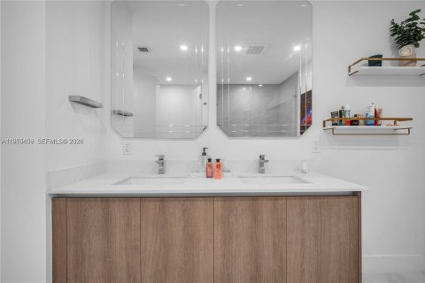 Condo in Sunny Isles Beach, Florida, 2 bedrooms  № 2010254 - photo 25