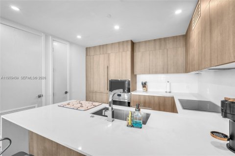 Condo in Sunny Isles Beach, Florida, 2 bedrooms  № 2010254 - photo 15