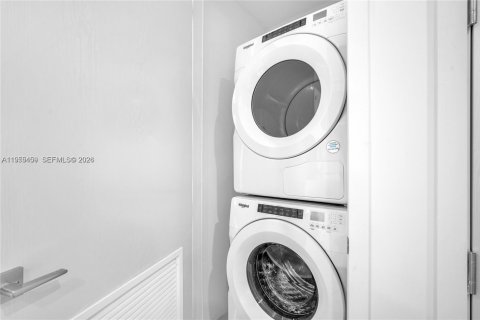 Condo in Sunny Isles Beach, Florida, 2 bedrooms  № 2010254 - photo 18