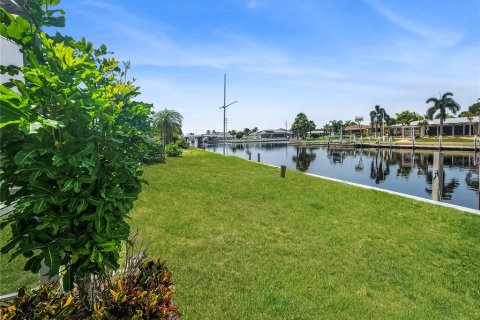 House in Punta Gorda, Florida 3 bedrooms, 157.75 sq.m. № 2200225 - photo 23