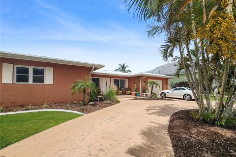 House in Punta Gorda, Florida 3 bedrooms, 157.75 sq.m. № 2200225