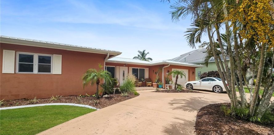 House in Punta Gorda, Florida 3 bedrooms, 157.75 sq.m. № 2200225
