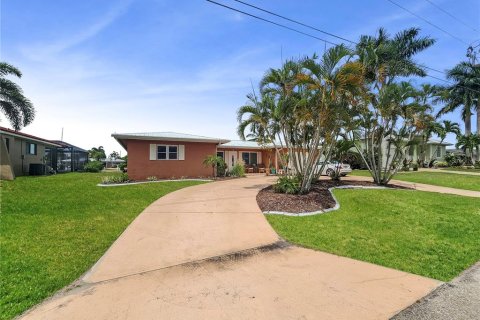 House in Punta Gorda, Florida 3 bedrooms, 157.75 sq.m. № 2200225 - photo 2
