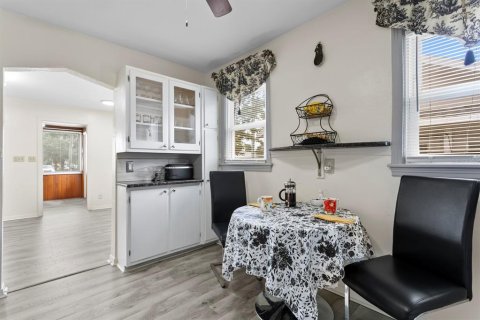 House in Saint Petersburg, Florida 2 bedrooms, 76.92 sq.m. № 2151582 - photo 9