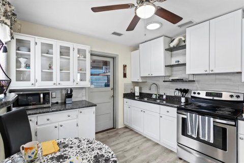 House in Saint Petersburg, Florida 2 bedrooms, 76.92 sq.m. № 2151582 - photo 10