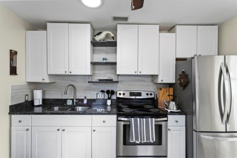 House in Saint Petersburg, Florida 2 bedrooms, 76.92 sq.m. № 2151582 - photo 8