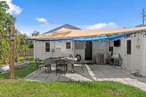 House in Saint Petersburg, Florida 2 bedrooms, 76.92 sq.m. № 2151582 - photo 2