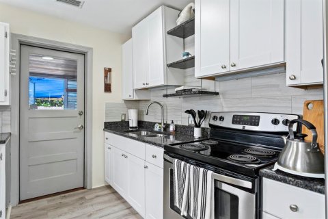 House in Saint Petersburg, Florida 2 bedrooms, 76.92 sq.m. № 2151582 - photo 11