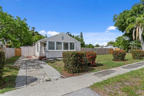 House in Saint Petersburg, Florida 2 bedrooms, 76.92 sq.m. № 2151582