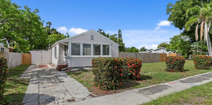 House in Saint Petersburg, Florida 2 bedrooms, 76.92 sq.m. № 2151582