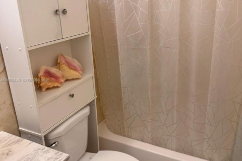 House in Miami, Florida 2 bedrooms, 129.6 sq.m. № 2170642 - photo 4