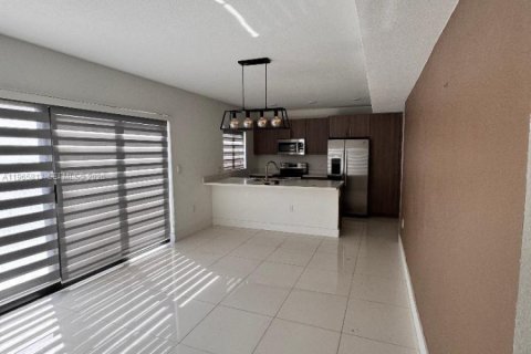 Снять в аренду виллу или дом в Флорида-Сити, Флорида 5 спален, 176.7м2, № 2027431 - фото 2