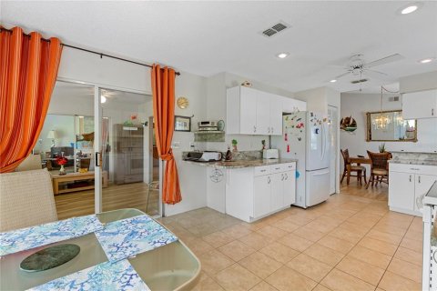 Condo in Sun City Center, Florida, 2 bedrooms  № 1847435 - photo 15