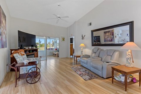 Condo in Sun City Center, Florida, 2 bedrooms  № 1847435 - photo 9