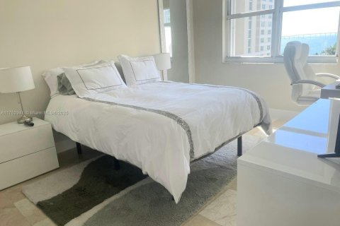Condominio en alquiler en Miami, Florida, 2 dormitorios, 89.93 m2 № 1936112 - foto 17