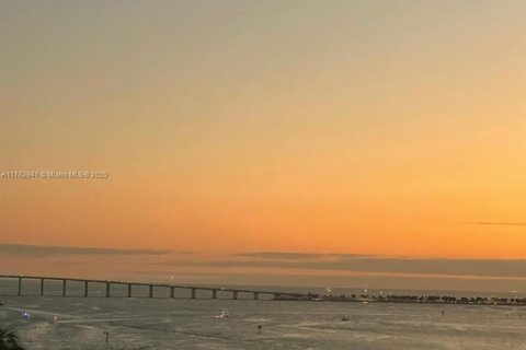 Condominio en alquiler en Miami, Florida, 2 dormitorios, 89.93 m2 № 1936112 - foto 9