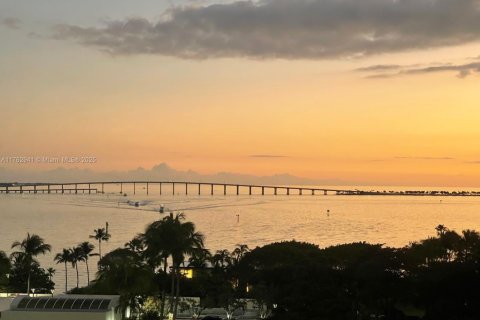 Condominio en alquiler en Miami, Florida, 2 dormitorios, 89.93 m2 № 1936112 - foto 1