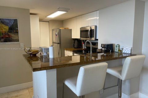 Condominio en alquiler en Miami, Florida, 2 dormitorios, 89.93 m2 № 1936112 - foto 14