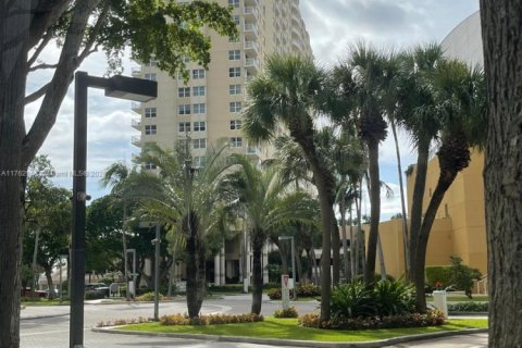 Condominio en alquiler en Miami, Florida, 2 dormitorios, 89.93 m2 № 1936112 - foto 7