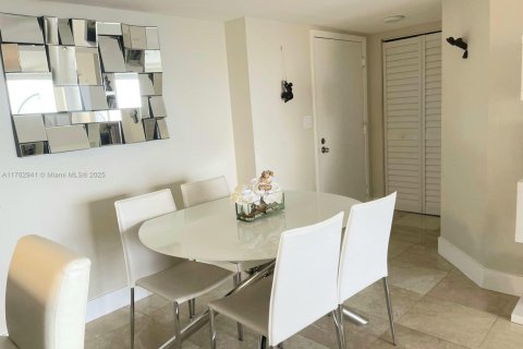 Condominio en alquiler en Miami, Florida, 2 dormitorios, 89.93 m2 № 1936112 - foto 13