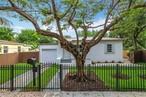 Casa en venta en North Miami, Florida, 3 dormitorios № 1949294 - foto 1