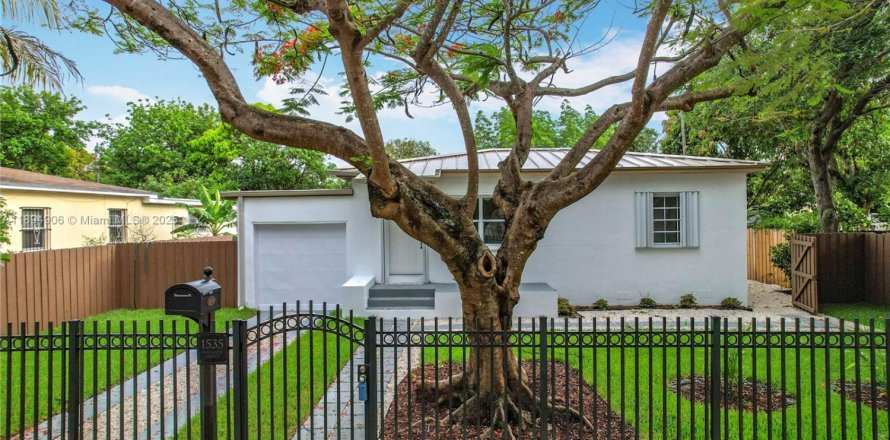Casa en North Miami, Florida 3 dormitorios № 1949294