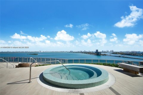 Condo in Miami, Florida, 2 bedrooms  № 1927739 - photo 19