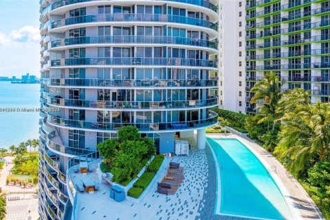 Condo in Miami, Florida, 2 bedrooms  № 1927739 - photo 1