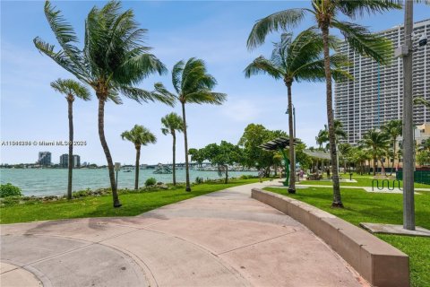 Condo in Miami, Florida, 2 bedrooms  № 1927739 - photo 17