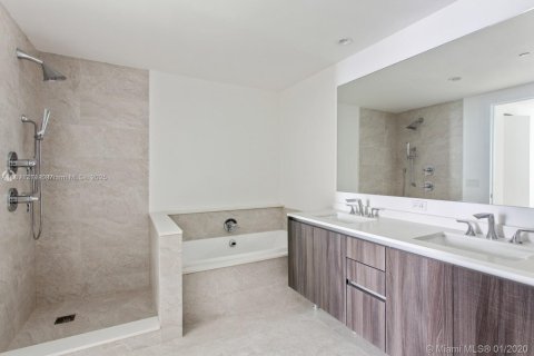 Condo in Miami, Florida, 2 bedrooms  № 1927739 - photo 13