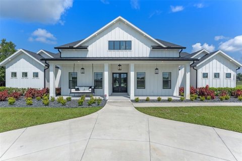 House in Eustis, Florida 4 bedrooms, 396.51 sq.m. № 1914948 - photo 1