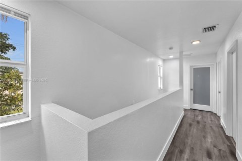 Снять в аренду виллу или дом в Майами, Флорида 3 спальни, 137.5м2, № 1988703 - фото 9