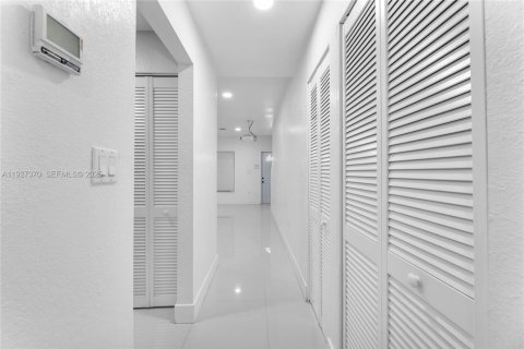 Снять в аренду виллу или дом в Майами, Флорида 3 спальни, 137.5м2, № 1988703 - фото 4