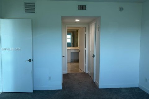 Copropriété à louer à North Miami, Floride: 3 chambres, 175.21 m2 № 2312098 - photo 11