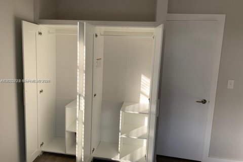 Снять в аренду виллу или дом в Майами, Флорида 1 спальня, 60.39м2, № 2078025 - фото 9