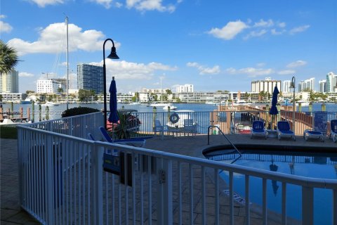 Снять в аренду кондоминиум в Халландейл-Бич, Флорида 2 спальни, 95.69м2, № 2028890 - фото 29