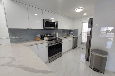 Снять в аренду кондоминиум в Халландейл-Бич, Флорида 2 спальни, 95.69м2, № 2028890 - фото 23