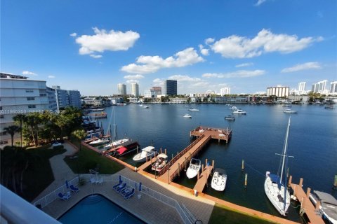 Снять в аренду кондоминиум в Халландейл-Бич, Флорида 2 спальни, 95.69м2, № 2028890 - фото 4