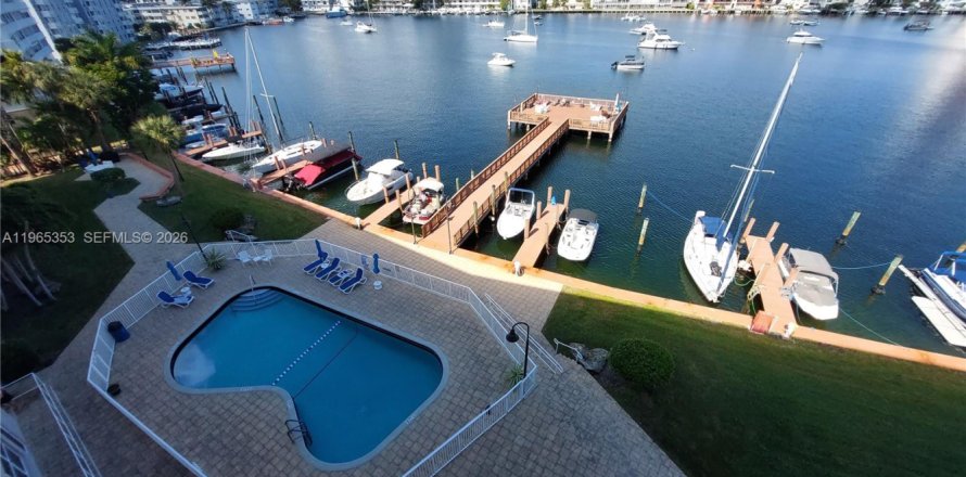 Кондоминиум с 2 спальнями в Халландейл-Бич, Флорида № 2028890