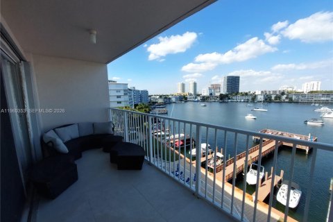 Снять в аренду кондоминиум в Халландейл-Бич, Флорида 2 спальни, 95.69м2, № 2028890 - фото 6