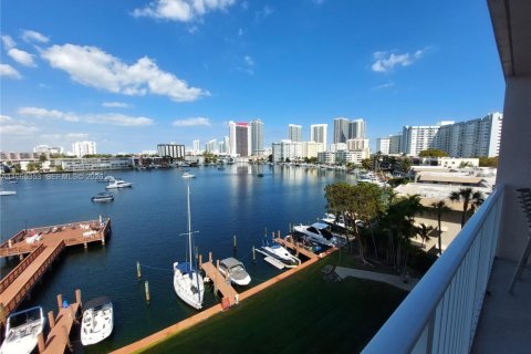 Снять в аренду кондоминиум в Халландейл-Бич, Флорида 2 спальни, 95.69м2, № 2028890 - фото 2