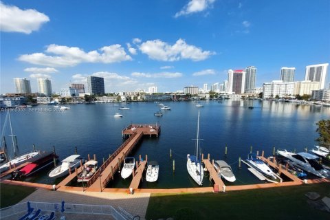 Снять в аренду кондоминиум в Халландейл-Бич, Флорида 2 спальни, 95.69м2, № 2028890 - фото 3