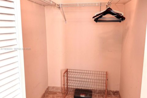 Copropriété à louer à Miami, Floride: 2 chambres, 103.12 m2 № 1995957 - photo 9